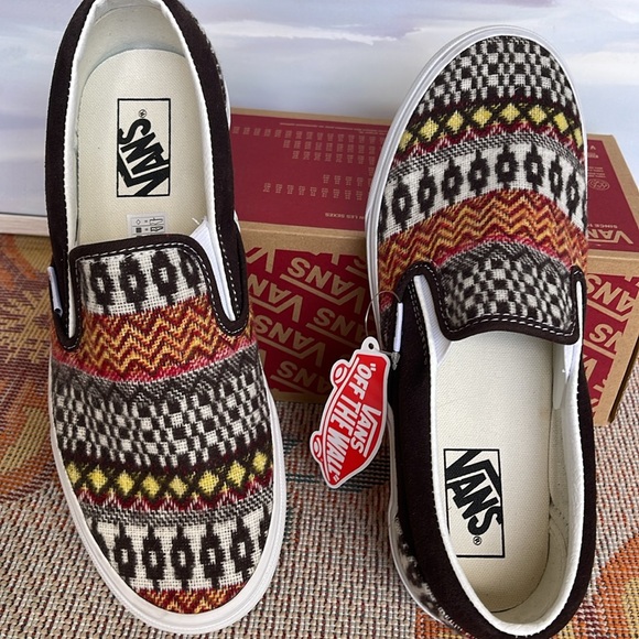 Vans WMNS Classic Slip-0n
Fair Isle Brown/Multi
VN0A5JMHBF0
Sneakers - Picture 13 of 16